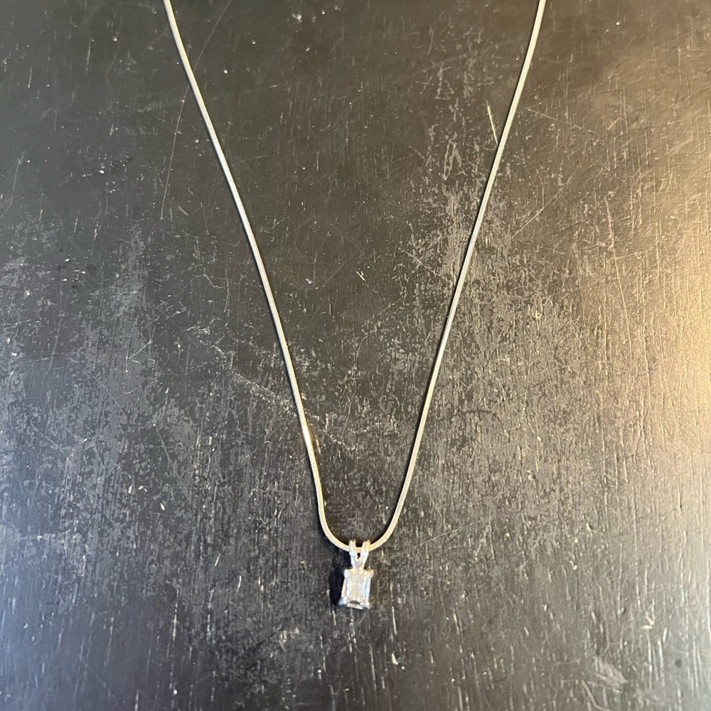 ONE PRE-OWNED 18” SILVERTONE NECKLACE WITH A CLEAR CZ PENDANT CTM1